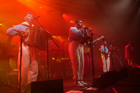 V SOBOTO POD ŠOTOROM FOTO TINE ŠUBIC (2)